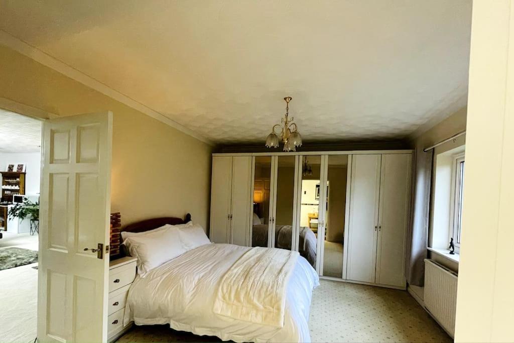 Karinya Suite Llanvaches ภายนอก รูปภาพ